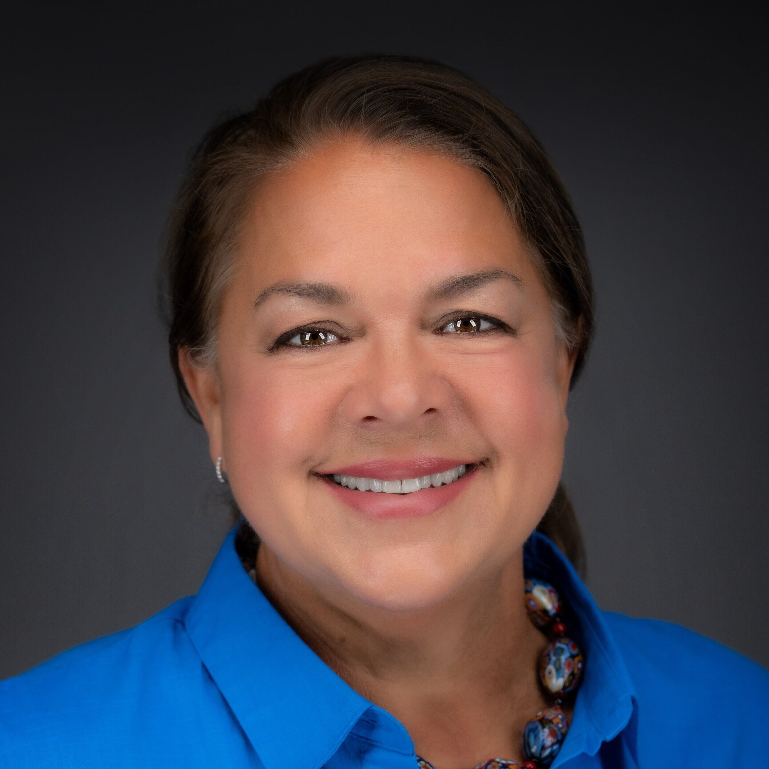 5X72BHeadshot2BDr.2BLynda2BHand2Bon2BHip2B