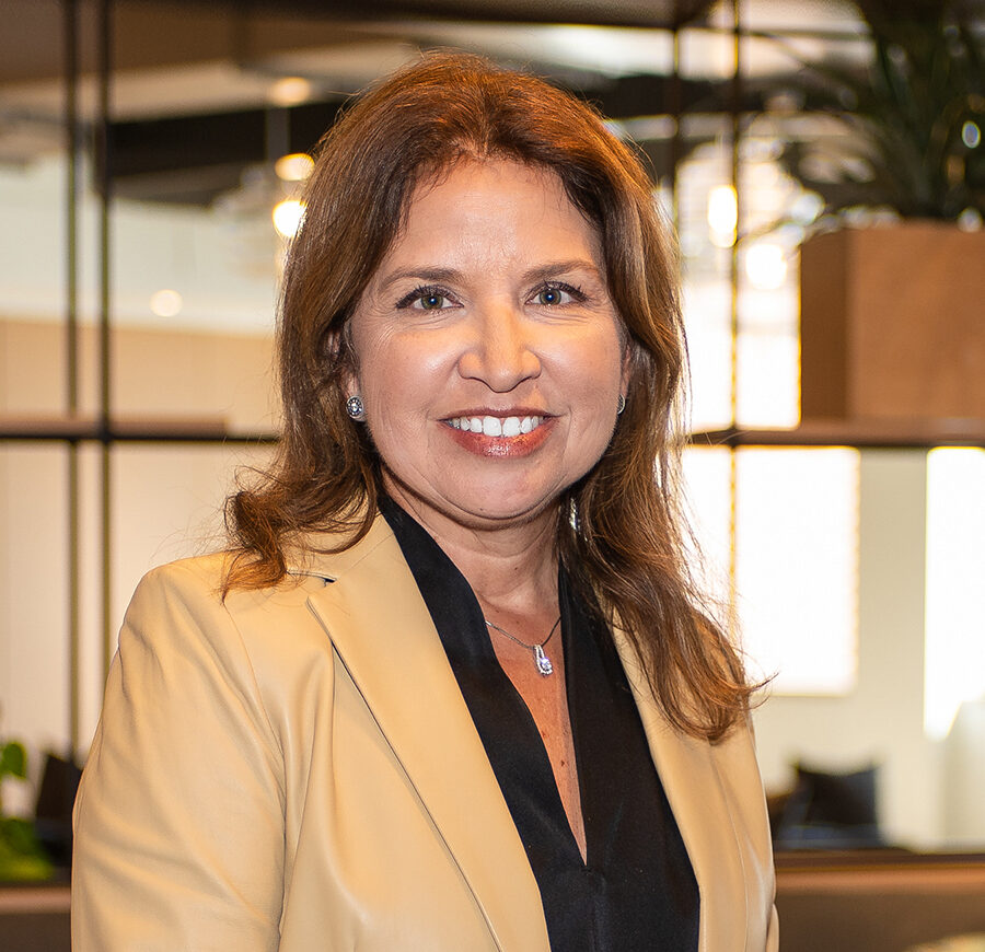 Oliver, Sandra 24 ColorPortrait